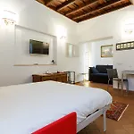 Navona, Old Rome Lodge