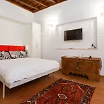 Navona, Old Rome Lodge